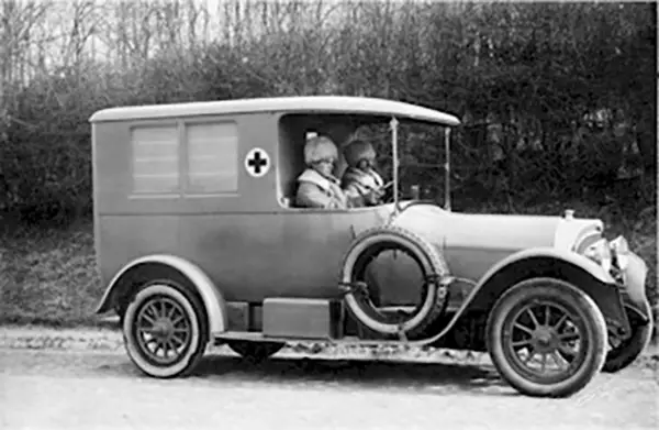 Ambulans med två män år 1922