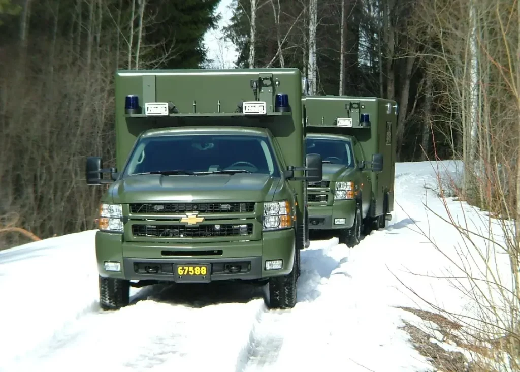 Två militärambulanser på vinterväg