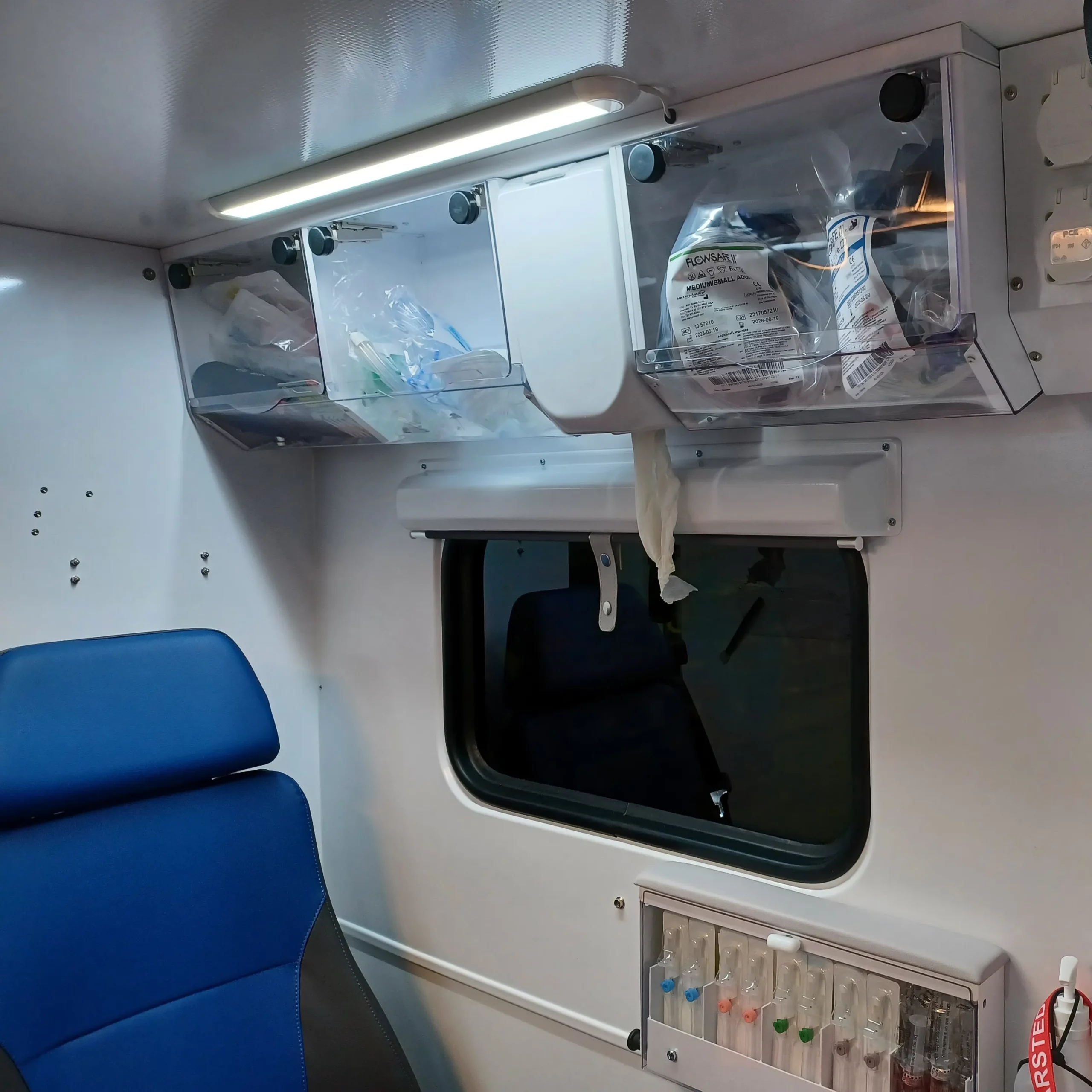 Insida av ambulans 909