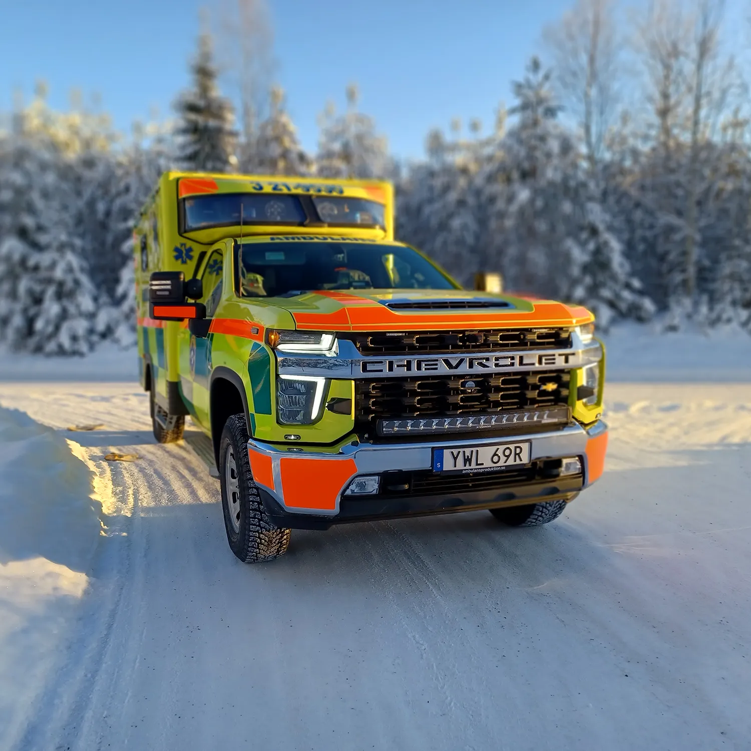 Front på Chevrolet Ambulans 909 på vinterväg